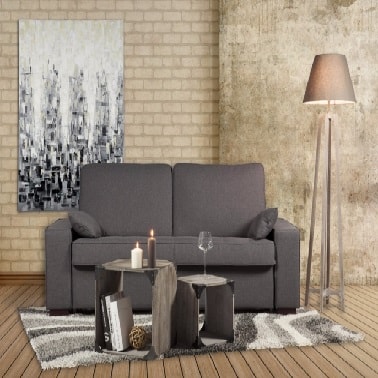 Du gris moderne sur un petit canapé confortable dans le salon.