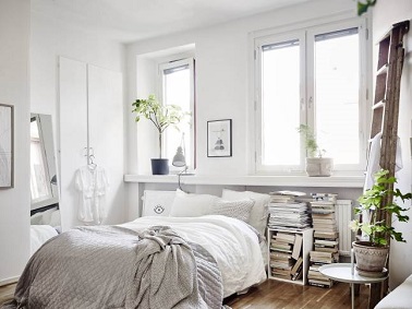 Pour décorer une chambre immaculée blanche il n'en faut pas beaucoup. Quelques plantes vertes et un aménagement sommaire donnent à la pièce un aspect simple très charmant.