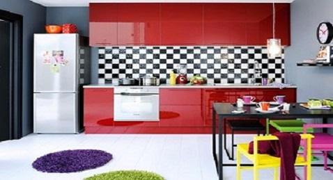 Une petite cuisine rouge qui égaye la déco d'un studio.