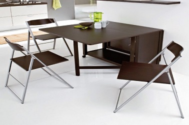 Cette petite table de cuisine se rabat en console une fois le repas terminé. Un solution gain de place efficace.