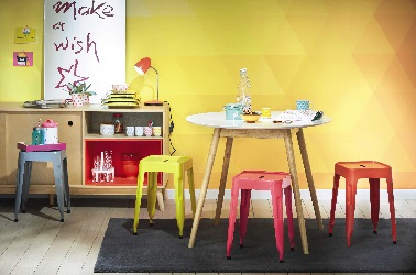 Une petite table de cuisine ronde pour les petites appartements. 
