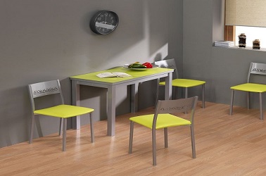 Pour optimiser l'espace, on opte pour une petite table de cuisine design rectangulaire et fine.