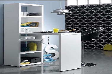 Incrustée dans une étagère de rangements, cette petite table de cuisine est idéale pour aménager un petit studio.