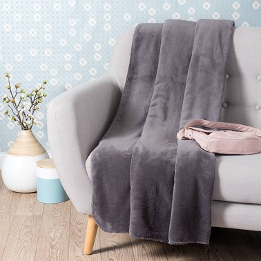 Un plaid en tissu en polaire couleur gris ardoise moderne et doux à la fois.