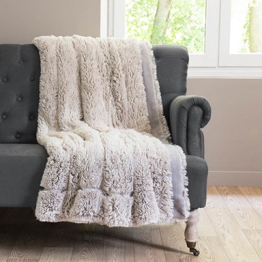 La douceur d'un plaid en fausse fourrure blanche.