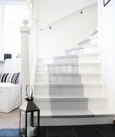 La peinture antidérapante pour repeindre un escalier ou un carrelage sol réduit les risques de glissade et propose de belles couleurs déco dans un escalier ou sur le sol en carrelage d’une salle de bain ou cuisine. 