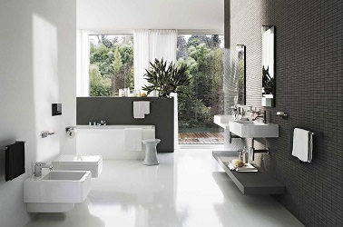 Une salle de bain moderne en noir et blanc avec baignoire, plan vasque et wc ultra design.