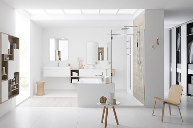 Du blanc lumineux pour embellir une salle de bain design toute douce avec grande douche italienne et baignoire rectangulaire.