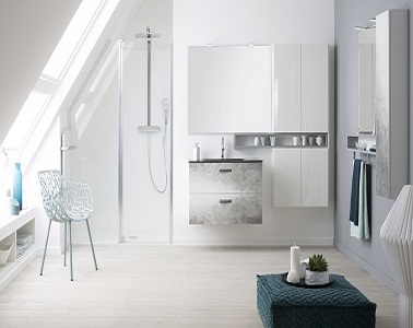 Une salle de bain au design tout blanc épuré et minimaliste Une salle de bain blanche et design s'épure au maximum pour laisser place à des aménagements douche italienne, meubles et plan vasque très minimalistes et modernes.