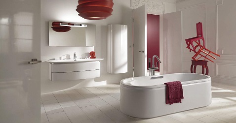 Une salle de bain design avec baignoire îlot et plan vasque aux formes arrondies tendances.