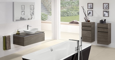 Une salle de bain à la déco design simple et minimale avec plan vasque et meubles suspendus ainsi qu'une baignoire îlot noire.