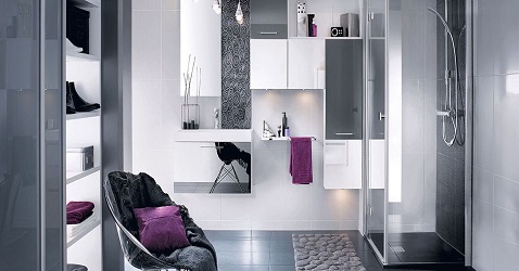 Ambiance design dans une salle de bain blanche et gris avec meubles gain de place et plan vasque miroir