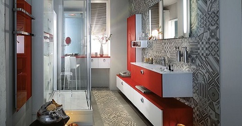 Une salle de bain design qui mélange carreaux de ciment aux murs et au sol avec des meubles rouges.