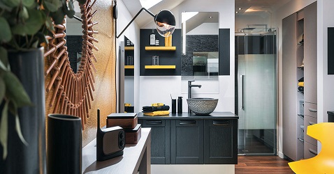 Une salle de bain moderne et design sous les combles. Déco en jaune et noir avec vasque ronde originale.