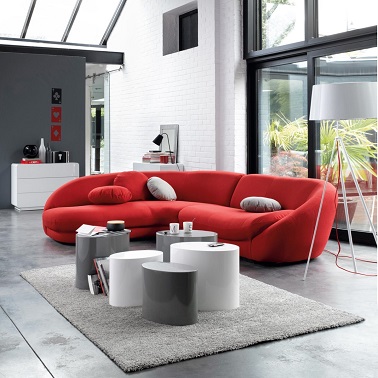 Ce canapé rouge en angle arrondi égaye la déco de ce salon design en noir et blanc. Original il apporte du cachet et de la modernité à la pièce à vivre.