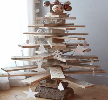 Un assemblage de planches pour créer un sapin de Noël en bois c'est une idée déco unique et personnelle. En plus c'est moderne, on adore !