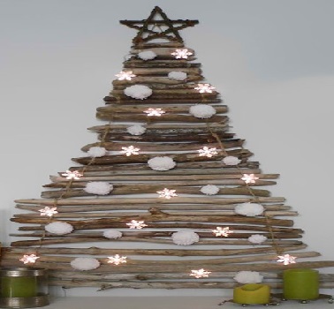Des branches fines de bois flottés liées les unes entre les autres forment un sapin de Noël mural unique et naturel. Avec une guirlande lumineuse flocon ce sapin est moderne et facile à faire chez soi.