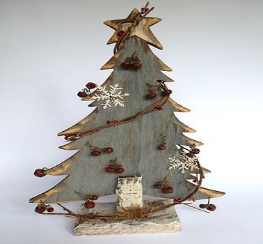 Ce sapin de Noël en bois reprend la forme originelle de l'arbre et y ajoute quelques touches de peinture dorée sur le contour. Côté décoration de Noël, des fruits rouges et des guirlandes naturelles.