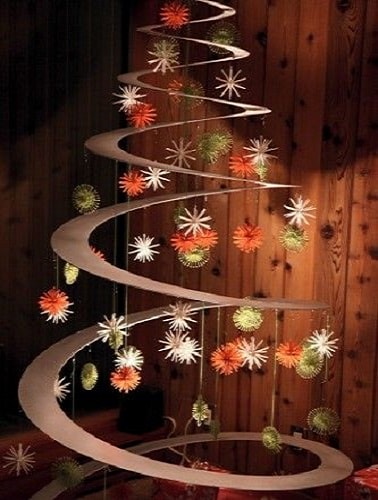 Suspendu au plafond, ce sapin de Noël très original adopte une forme de vrille aérienne. Les décorations florales sont elles aussi pendantes pour encore plus de légèreté.