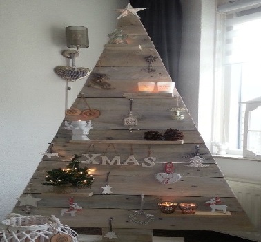 Avec des planches de bois, ce sapin de Noël en bois arbore un look déco très naturel et une déco minimaliste.