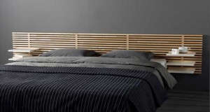 Coup de coeur du jour de Déco Cool pour une tête de lit au design épuré composée de lames de bois et de tables de chevet ajustables d'Ikea