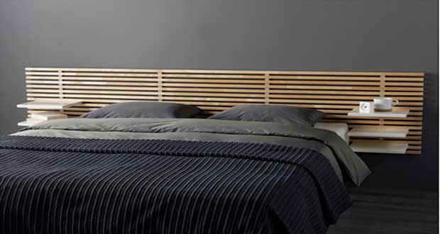 Coup de coeur du jour de Déco Cool pour une tête de lit au design épuré composée de lames de bois et de tables de chevet ajustables d'Ikea