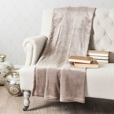 Un plaid en tissu effet velours beige marron brillant.