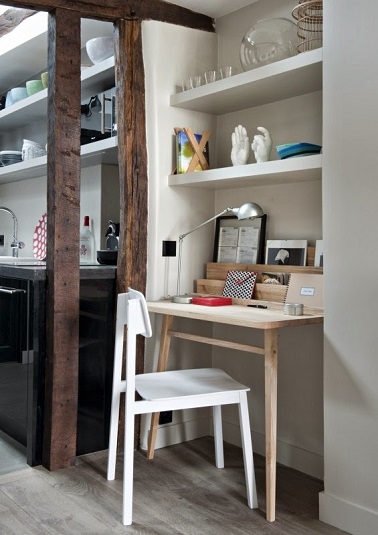 Un aménagement bureau est possible dans un passage entre deux pièces. Entre une cuisine et un salon, installer un petit bureau est envisageable, c'est même une bonne idée !