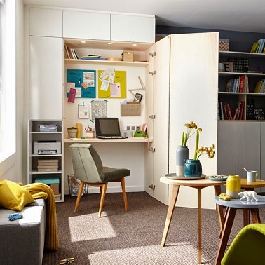 Un aménagement bureau dans un placard à rangements Un bureau aménagé dans un placard, il fallait y penser ! Quand il n'est pas utilisé, un placard à rangements est facilement transformable en bureau. Une idée à retenir.