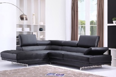 Dans un petit salon design ou un grand, un canapé d'angle en cuir ou en tissu noir est idéal. Avec des têtières réglables, il s'adapte pour offrir un confort optimal.