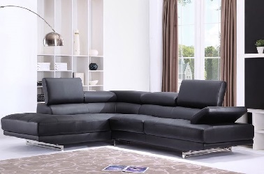 Un salon épuré design avec un canapé d'angle en cuir noir Dans un petit salon design ou un grand, un canapé d'angle en cuir ou en tissu noir est idéal. Avec des têtières réglables, il s'adapte pour offrir un confort optimal.