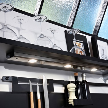 Pensez à changer les luminaires pour relooker la cuisine. Plus modernes, les lumières se cachent sous des étagères ou des meubles et donnent un nouvel éclat aux fourneaux.