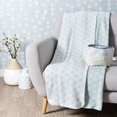 Un bleu pastel tendre avec des motifs blanc pour un plaid élégant et doux style polaire.