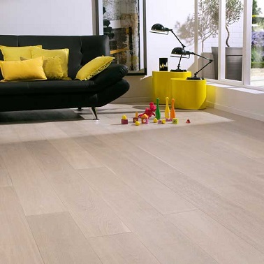 Un parquet blanc contrecollé chêne blanchi Lapeyre Un revêtement de sol blanchi avec un parquet contrecollé blanc givré en chêne. Un parquet à pose flottante clipsée facile. Pour l'effet déco, un style nordique chaleureux.