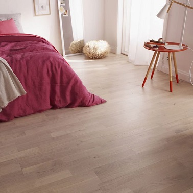 Pour une ambiance cocon dans la chambre, un parquet blanc est un revêtement de sol idéal car chaleureux. Les lames en chêne blanchi se clipsent dans la longueur. 