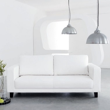 Un look blanc pur et immaculé sur un petit canapé.