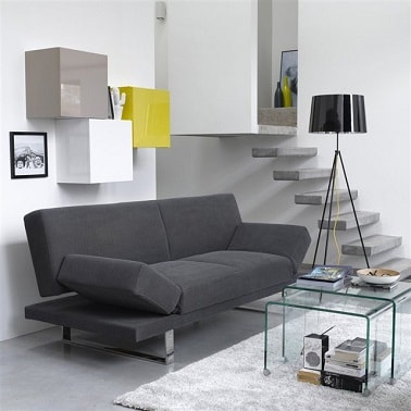 Un petit canapé design dans un salon contemporain.