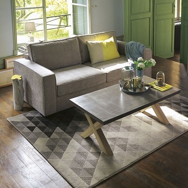 Des coussins moelleux pour une assise cosy sur un petit canapé spécial petits espaces.