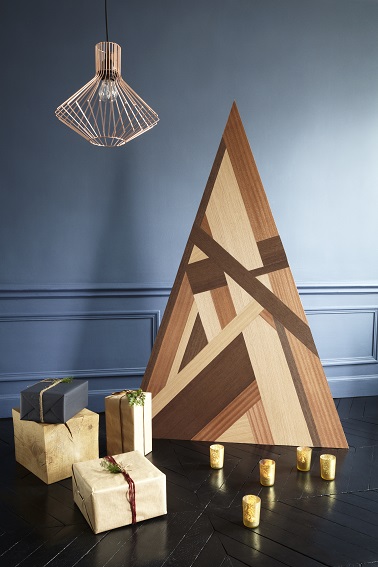 Plus d'épines dans le salon, le sapin de Noël en bois c'est une déco originale à faire soi-même pour les fêtes ! Donnez lui la forme que vous voulez et décorez-le.