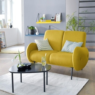 Un canapé jaune au style seventies charmant et gain de place pas cher.