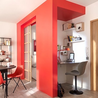 Un studio avec une cloison amovible coulissante Les petits studios rusent pour délimiter les espaces. Astuce idéale pour séparer un salon d'une chambre, installer une cloison amovible coulissante déco en bois.
