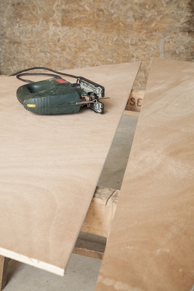 Première étape pour un sapin de Noël en bois fait maison, la découpe du support. Dessinez le patron sur une planche de contre plaqué, découpez, poncez c'est prêt !