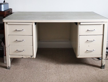 Repeindre un vieux bureau en métal brocanté est une idée créer un meuble à la déco unique. Dans le salon ou la chambre il est top !