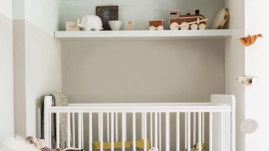 Une chambre bébé avec une peinture claire Dans la chambre du bébé, on peut s'amuser à jouer avec la peinture en créant des bandes de couleurs différentes. Horizontalement ou verticalement c'est une déco top !
