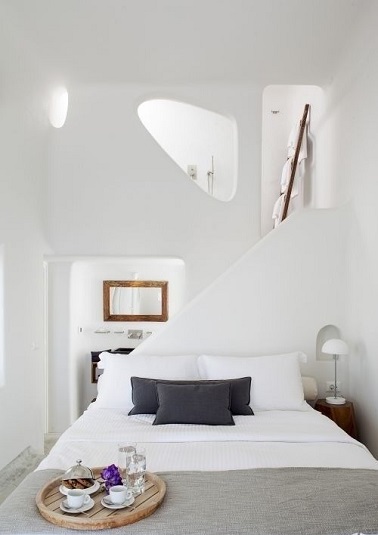 Le blanc dans une chambre parentale c'est l'assurance de s'offrir un nid douillet confortable. Des coussins anthracite et un couvre lit gris en font une pièce design.