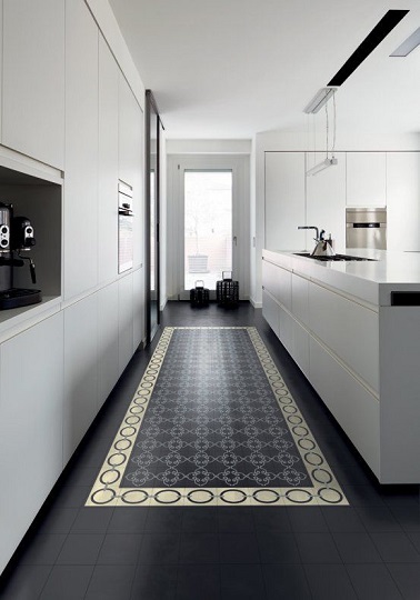 Une cuisine peut aussi assumer sa longueur. Un carrelage effet carreaux de ciment modernes formant comme un tapis peut l'y aider. Et en plus ça sublime l'îlot central.