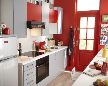 Pour rompre la longueur d'une cuisine, on opte pour une couleur sur le mur du fond. Contrastée avec des couleurs claires, cette technique casse la profondeur de la pièce 