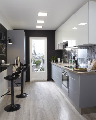 une déco design dans une cuisine longiligne On n abandonne pas la déco dans une cuisine toute en longueur ! On opte pour du noir et du blanc design qui rendent l'espace plus moderne et on aménage un coin repas.