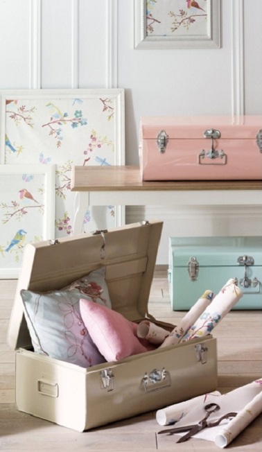 Une malle de rangement en métal couleur pastel, vive ou aspect acier est un objet déco fonctionnel pour la maison que ce soit dans la chambre adulte, enfant ou le salon.