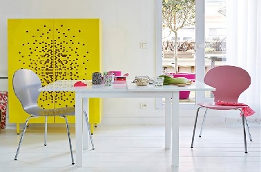 Une petite table de cuisine est aussi moderne qu'une grande quand elle adopte un look soigné en blanc laqué.